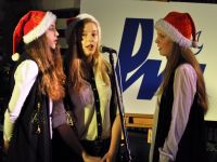 trzy dziewczyny przy mikrofonie